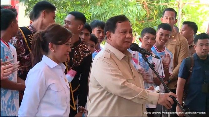 Menkomdigi Dampingi Presiden Bagi-Bagi HP dan Starlink di Pulau Miangas